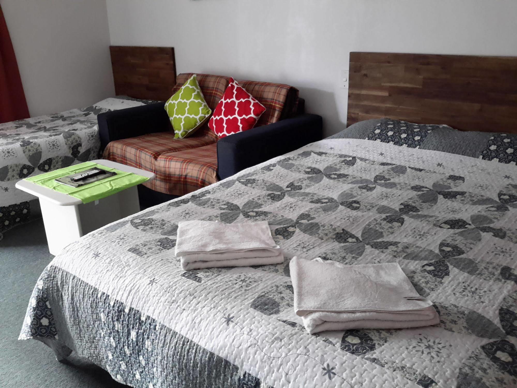 Pioneer Motor & Motel 2*
