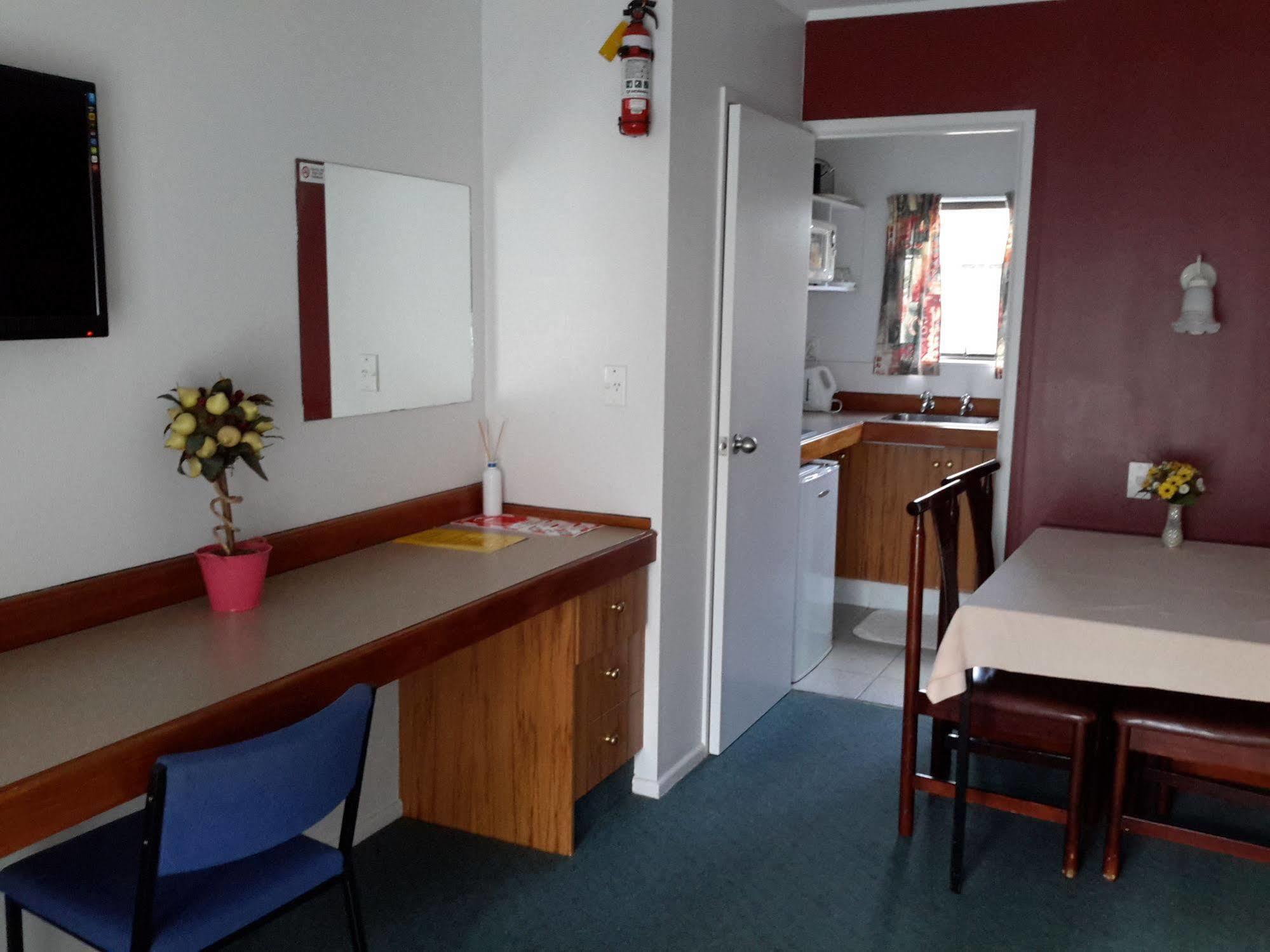 Pioneer Motor & 2* Papakura